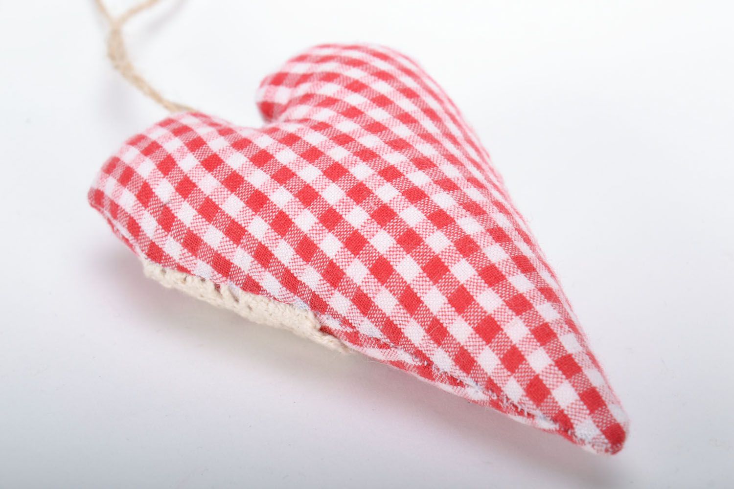 Coeur décoratif en tissu original fait main mou blanc-rouge à carreaux photo 5