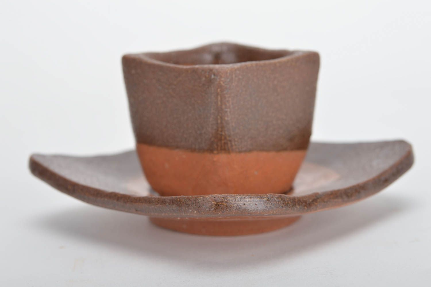 Kleine braune keramische Kaffeetasse mit Untertasse aus rotem Ton handgeschaffen foto 2