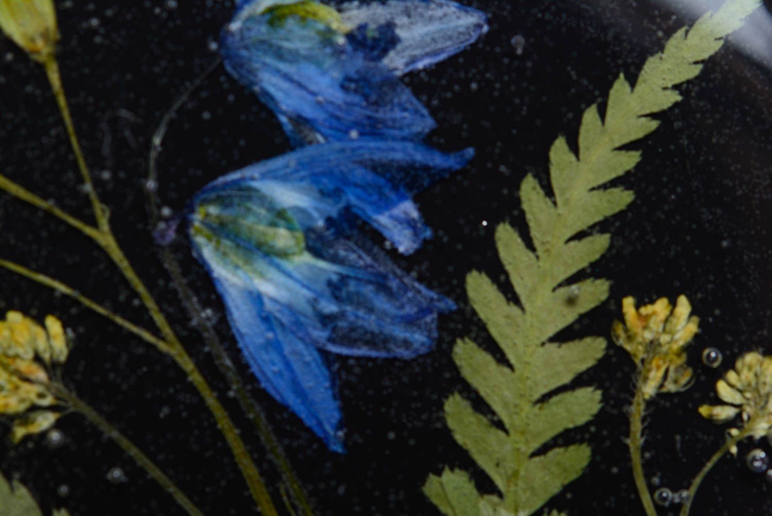 Broche avec fleurs séchées bleues en résine époxyde faite main ronde noire photo 2
