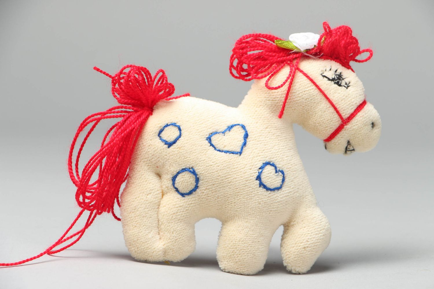 Jouet décoratif en tissu fait main original pour enfant en forme de petit cheval photo 1