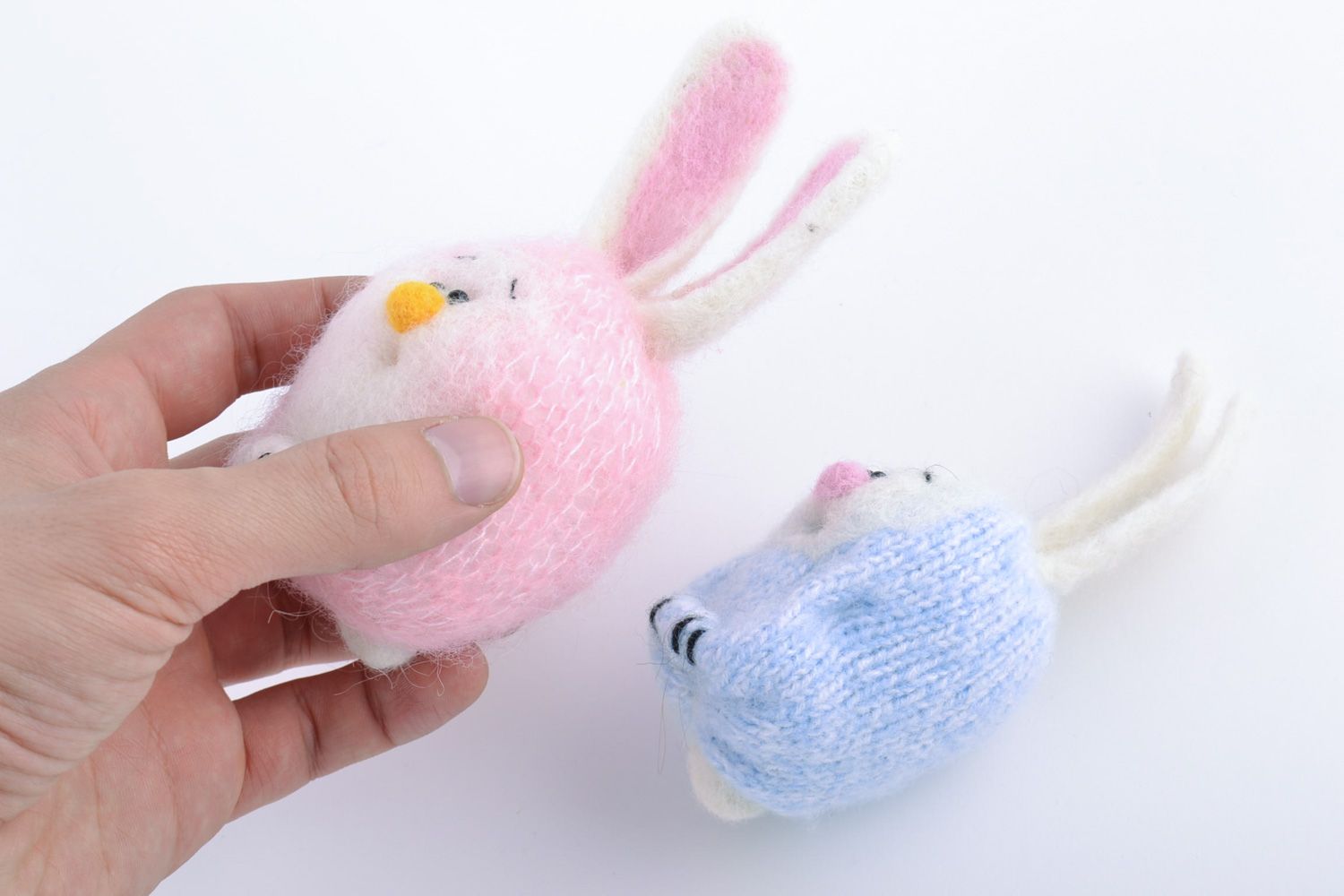 Набор вязаных игрушек 2 штуки зайцы розовый и голубой для детей  фото 5