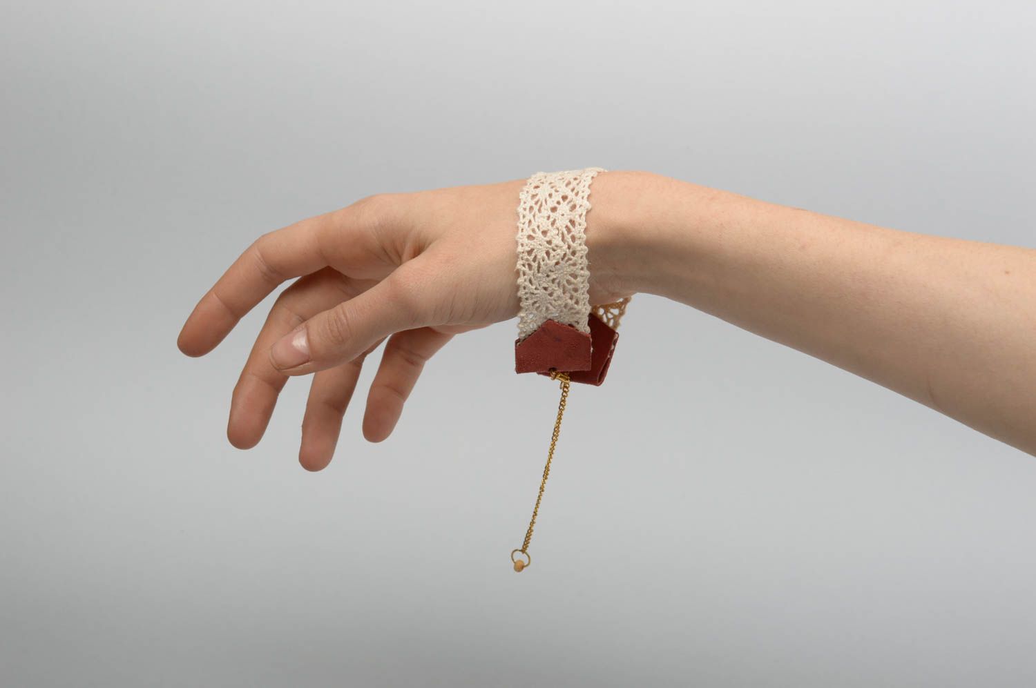 Bracelet textile Bijou fait main dentelle et cuir Accessoire femme original photo 1