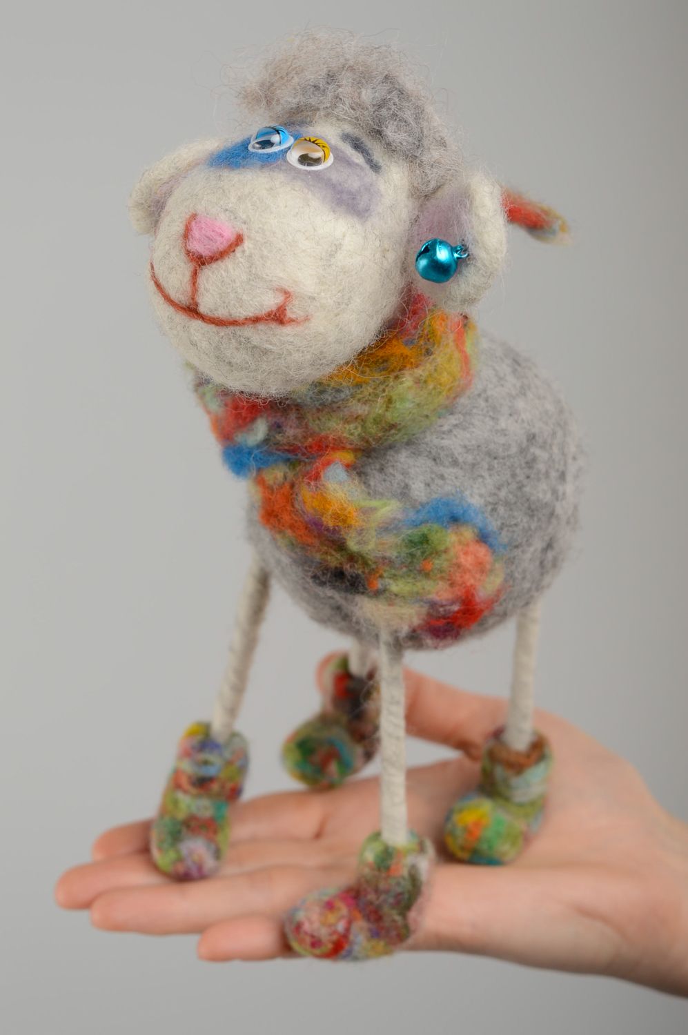 Валяная игрушка овца-хулиганка фото 5
