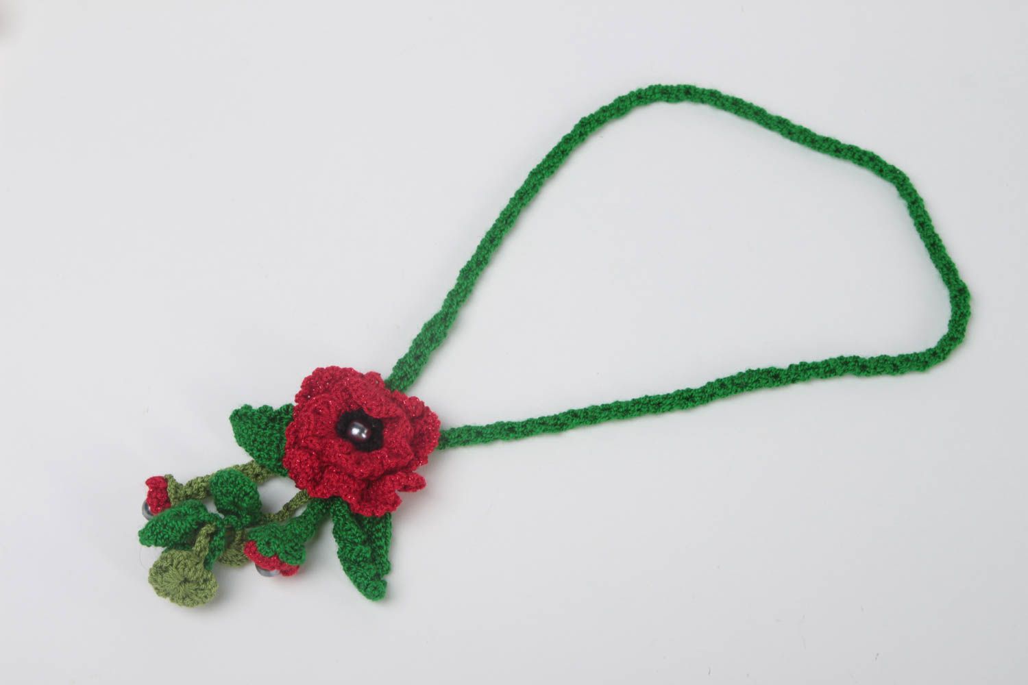Pendentif design Bijoux fait main tricoté au crochet Accessoire femme avec fleur photo 2