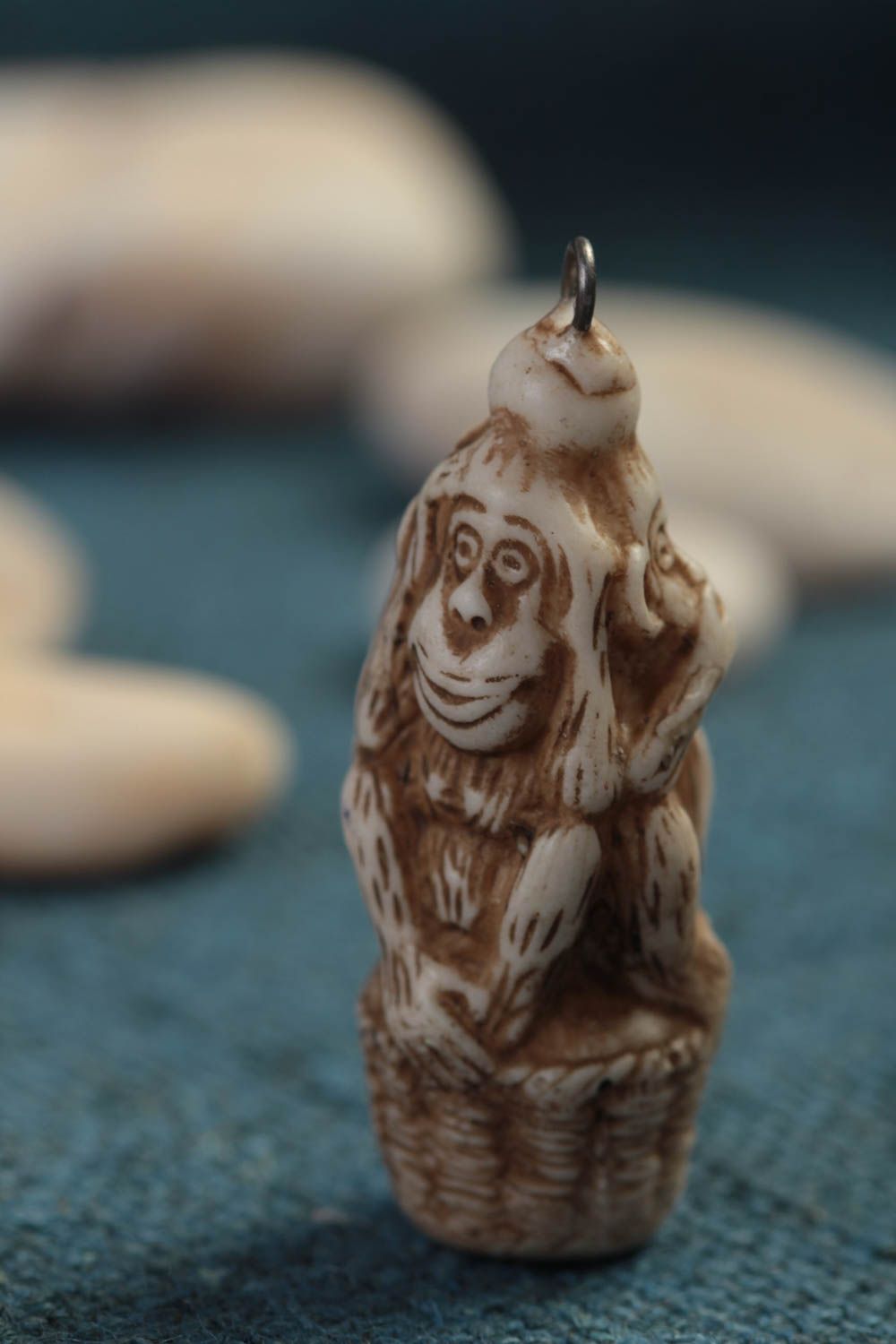 Handmade Affen Figur kleine Dekofigur Talisman Glücksbringer aus Polymer Harz foto 1