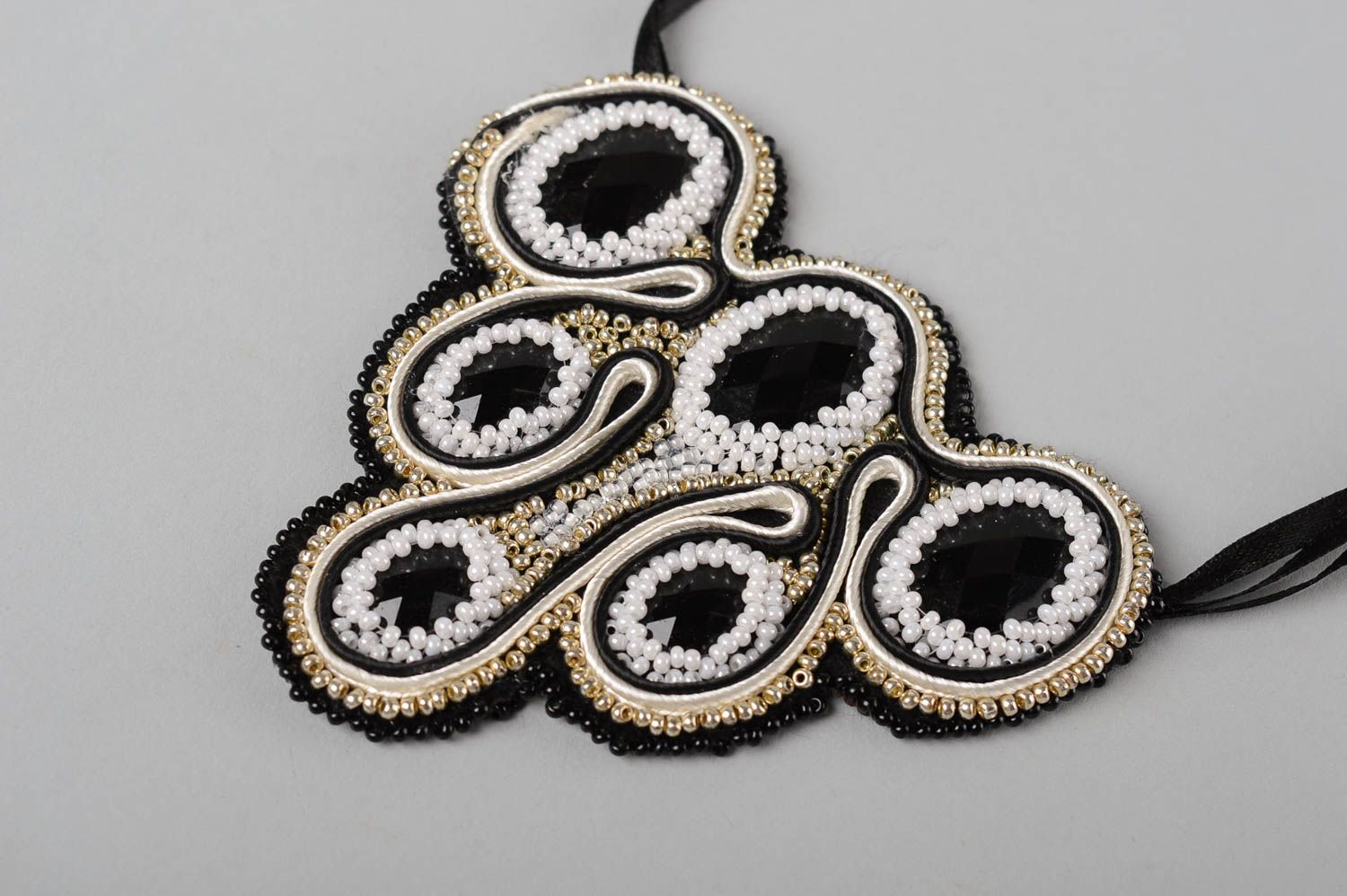 Вышитое ожерелье ручной работы колье сутажная вышивка сутажное колье черное фото 3
