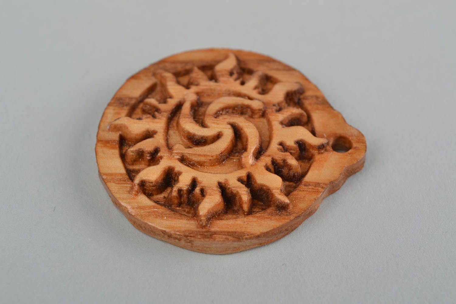 Amuleto protector colgante de madera de fresno artesanal con símbolo Rod redondo foto 4