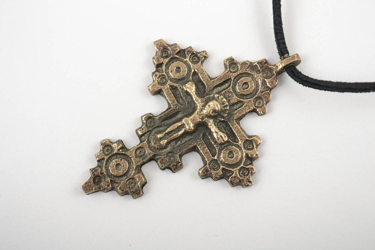 Нательный крест с распятием бронзовый на длинном шнурке защитный ручная работа фото 3