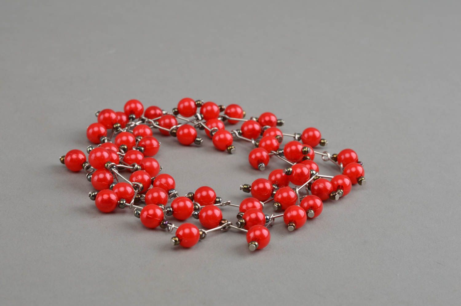 Bracelet en perles fantaisie et fil métallique fait main rouge élégant Obier photo 3