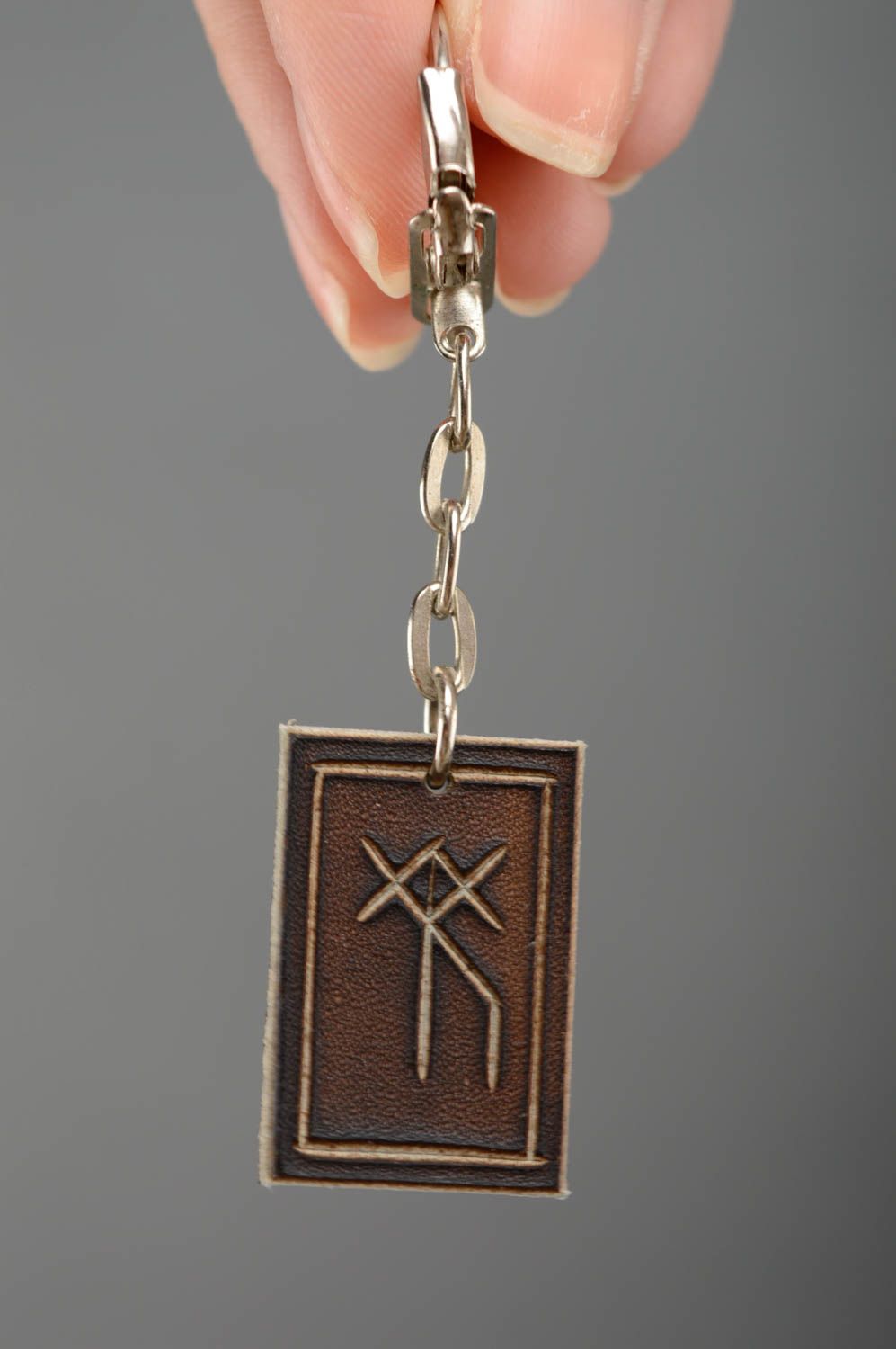 Porte-clés en cuir naturel marron avec runes pendentif fait main original photo 2