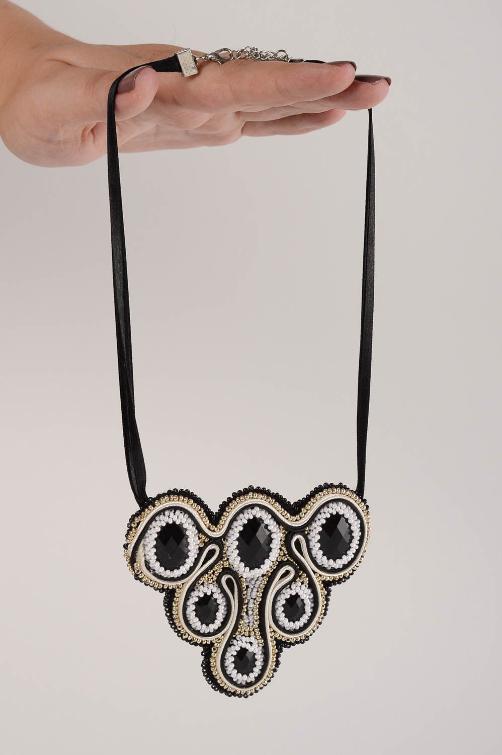 Вышитое ожерелье ручной работы колье сутажная вышивка сутажное колье черное фото 5