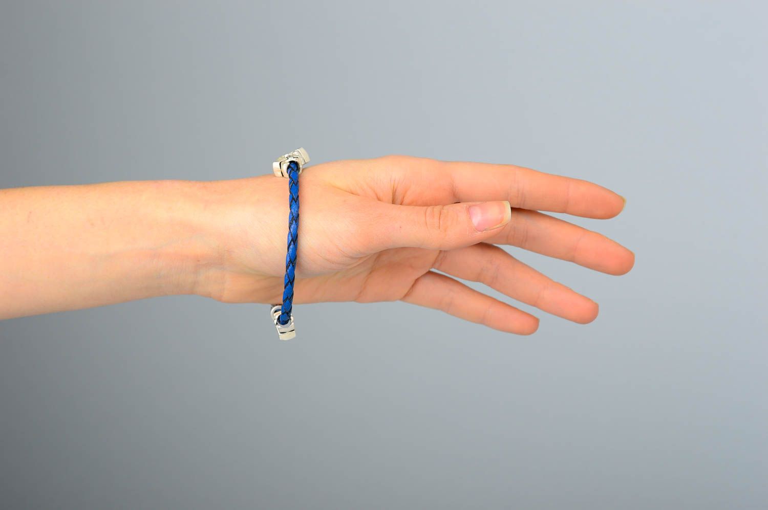 Синий кожаный браслет ручной работы украшение из кожи стильный браслет на руку фото 2
