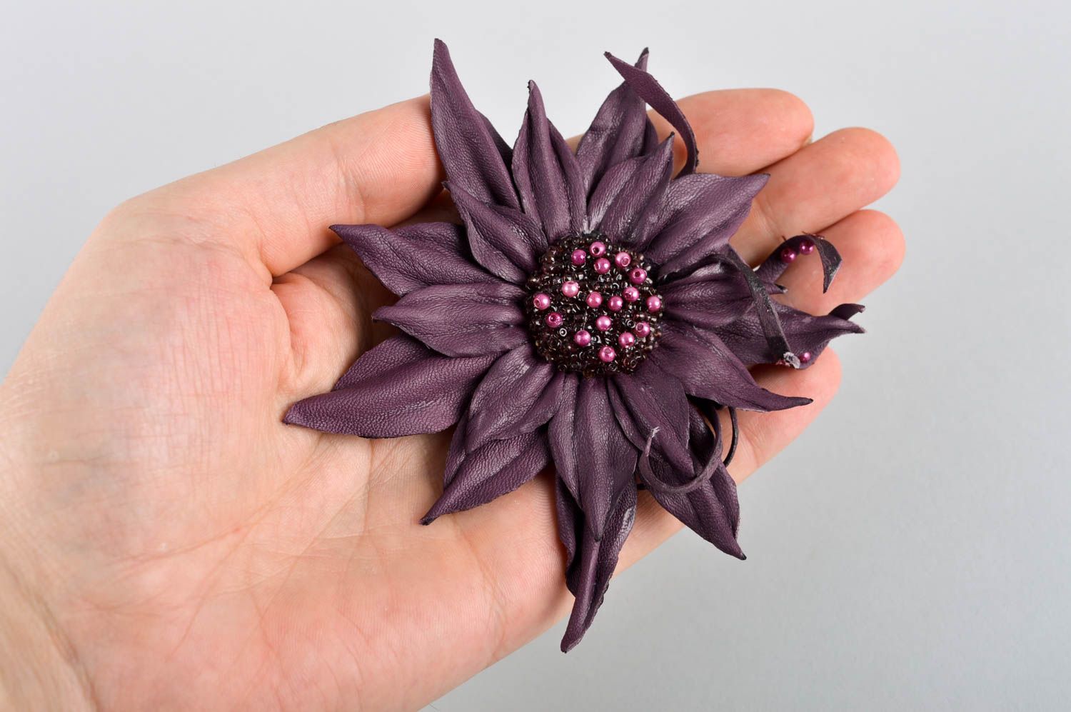 Broche fleur Bijou fantaisie fait main Accessoire en cuir violet foncé photo 5