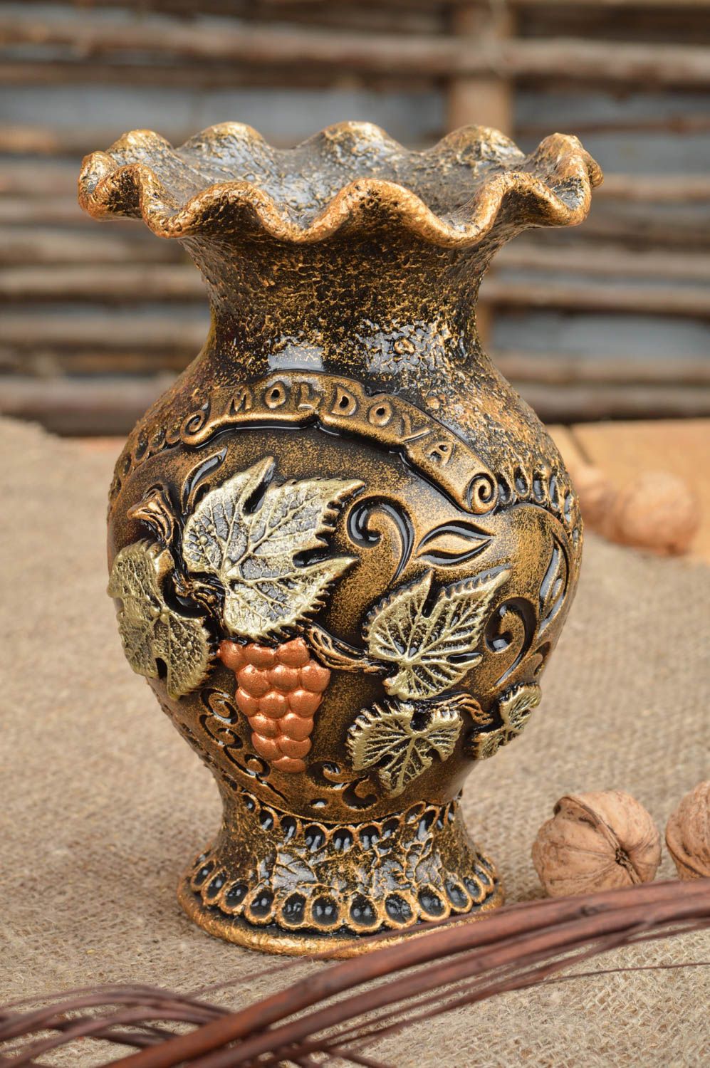 Глиняная ваза маленькая настольная золотистая ручной работы объемом 500 мл фото 1