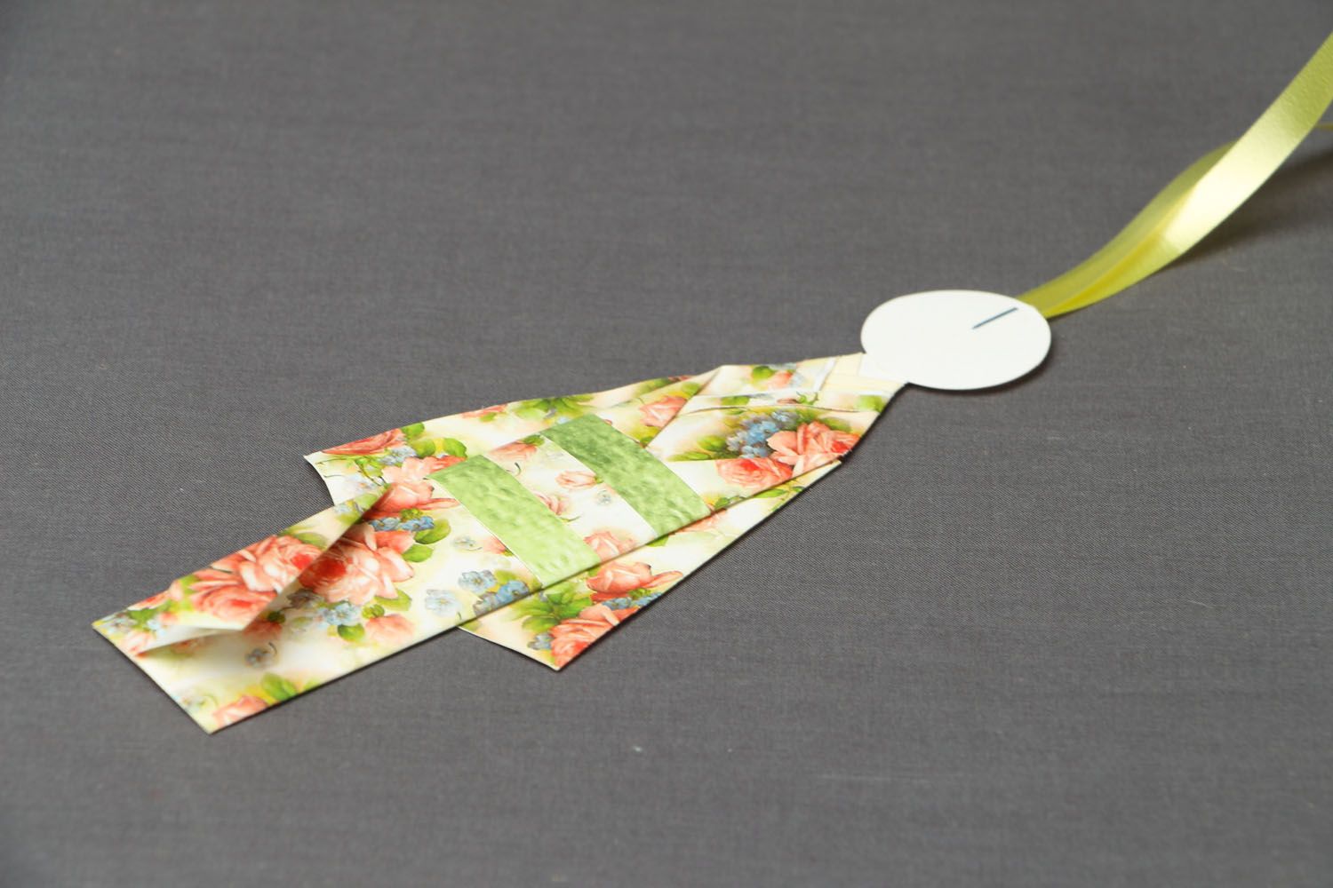 Marcapáginas artesanal de papel en forma de muñeca japonesa Chiyogami Ningyo foto 3