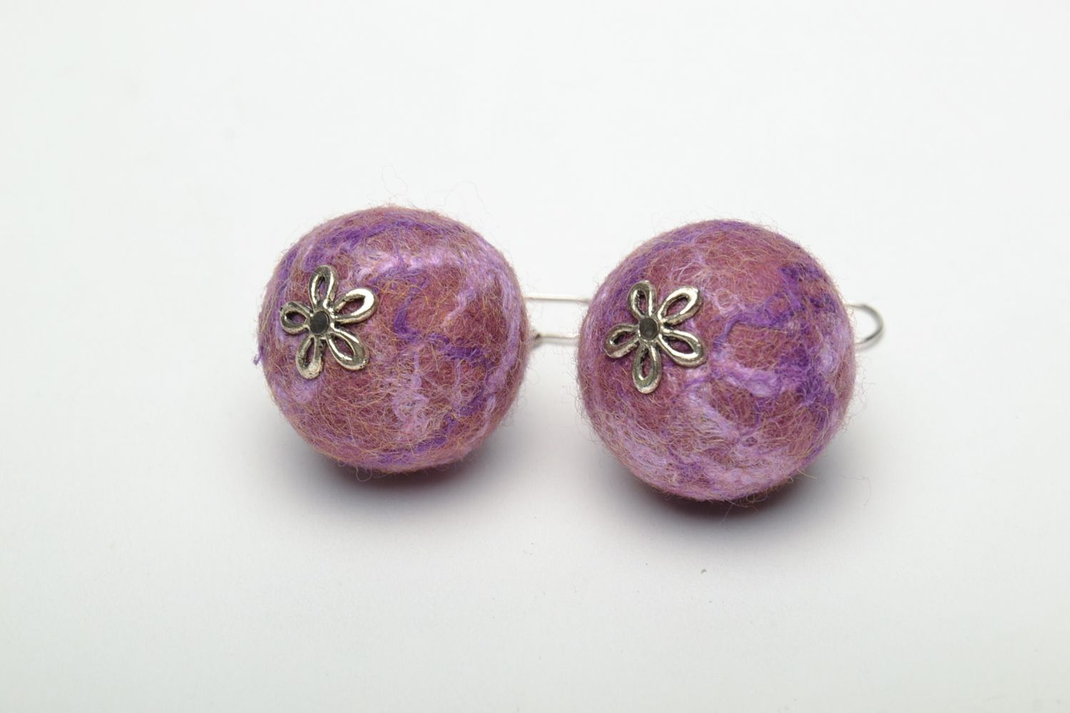 Boucles d'oreilles boules en laine feutrée violettes faites main photo 3