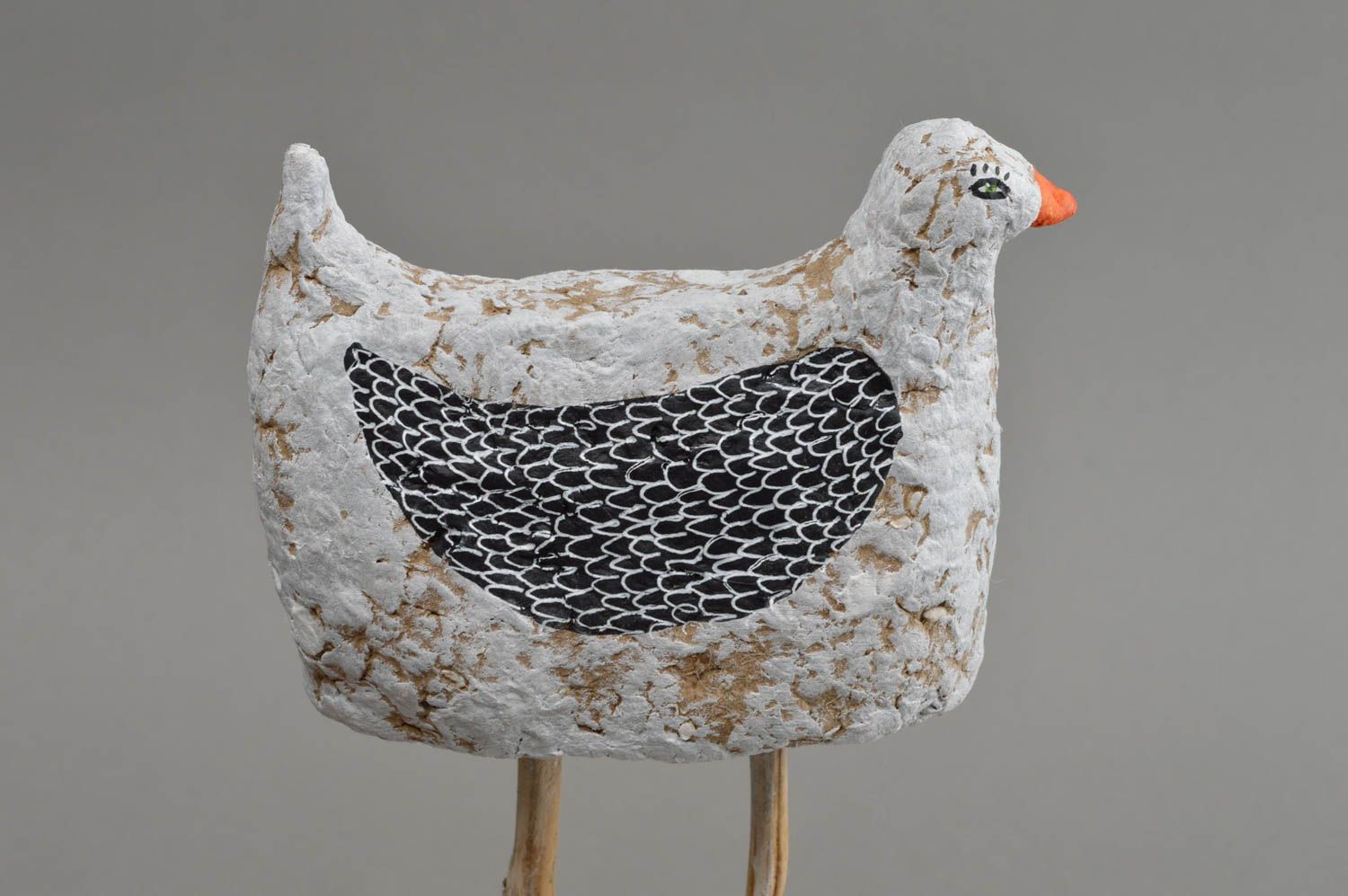 Originelle kleine handmade Huhn Figur aus Gips mit Bemalung auf Ständer foto 2