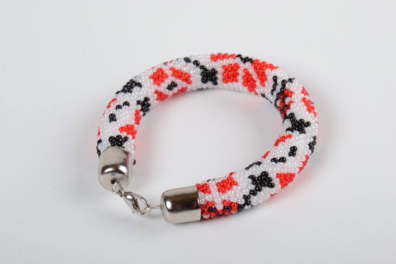 Bracelet ethnique en perles de rocaille au crochet blanc rouge noir fait main photo 2