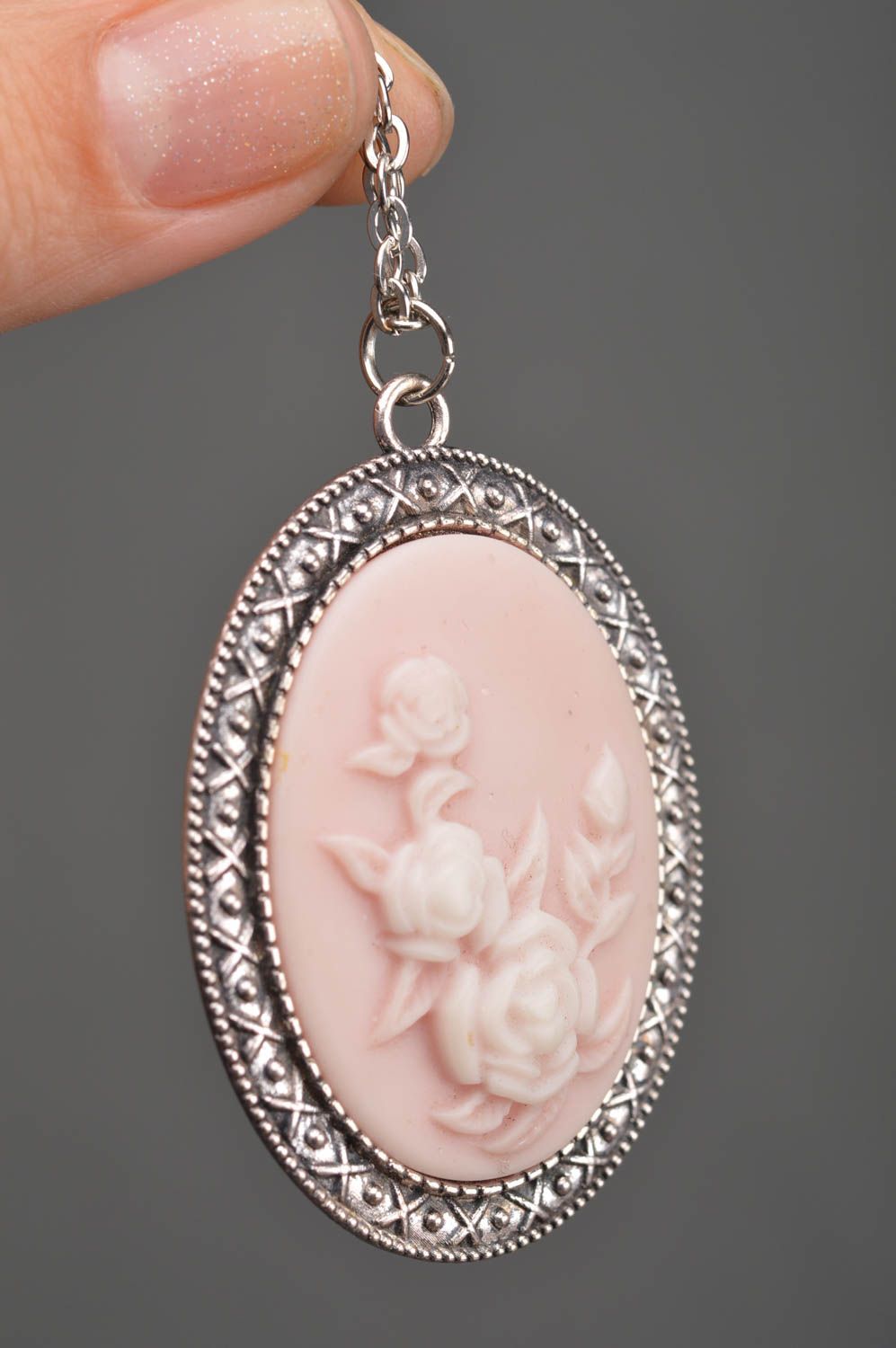 Petit pendentif avec camée rose avec fleurs fait main ovale pour femme   photo 5