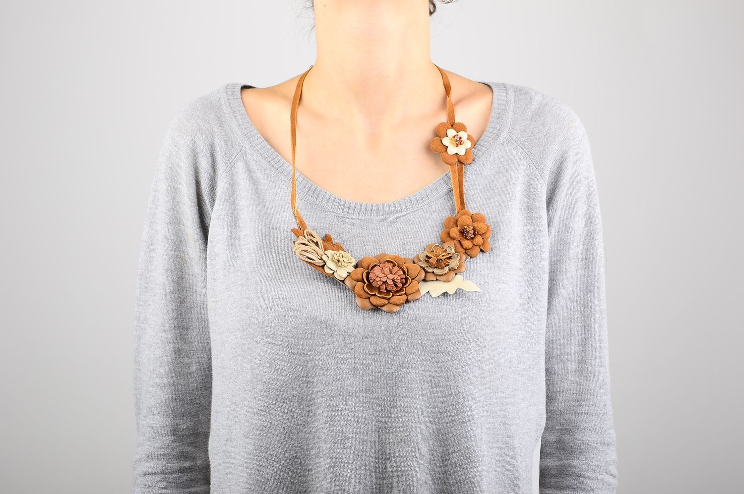 Handmade Blumen Collier Halskette für Damen schöner Schmuck aus Leder braun foto 1