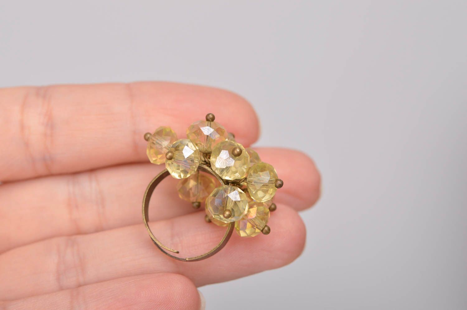 Желтое кольцо из бусин с регулируемым размером аксессуар ручной работы фото 2