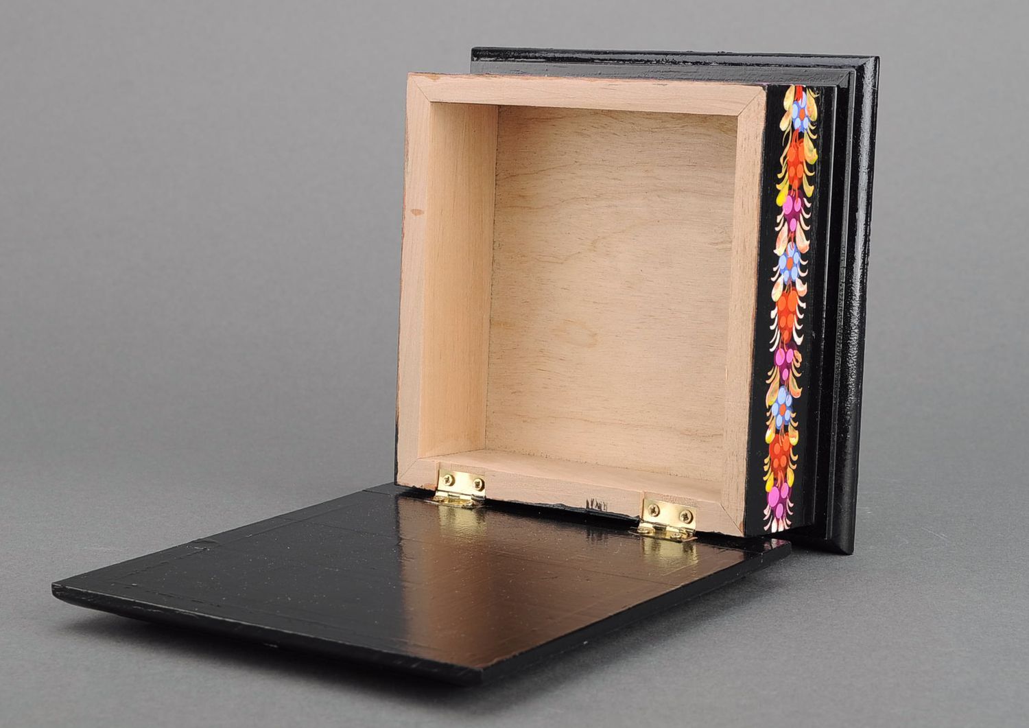 Boîte à bijoux en bois naturel avec ornement floral photo 2