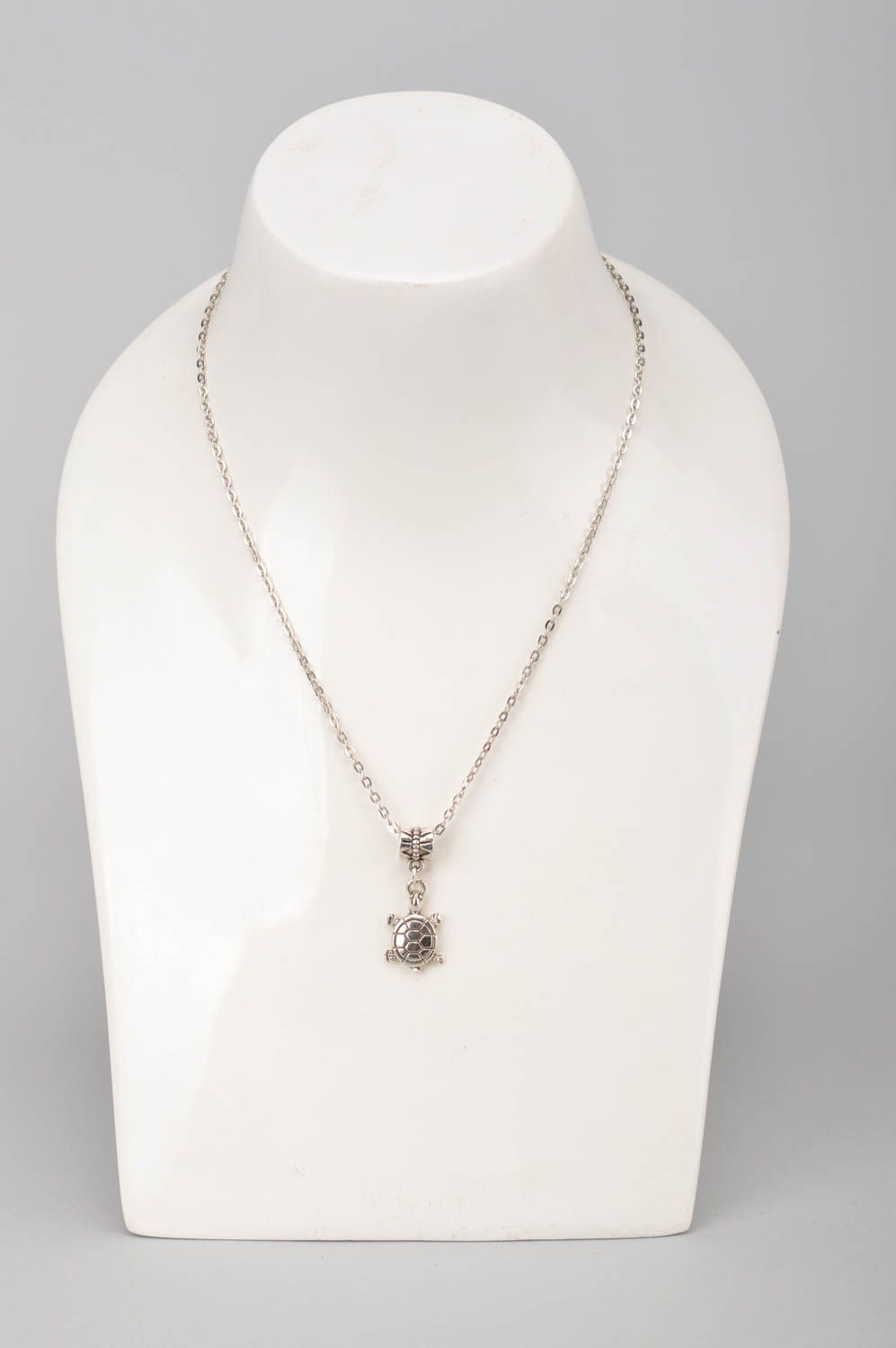 Pendentif en métal Bijoux fait main forme tortue Accessoire femme avec chaîne photo 2