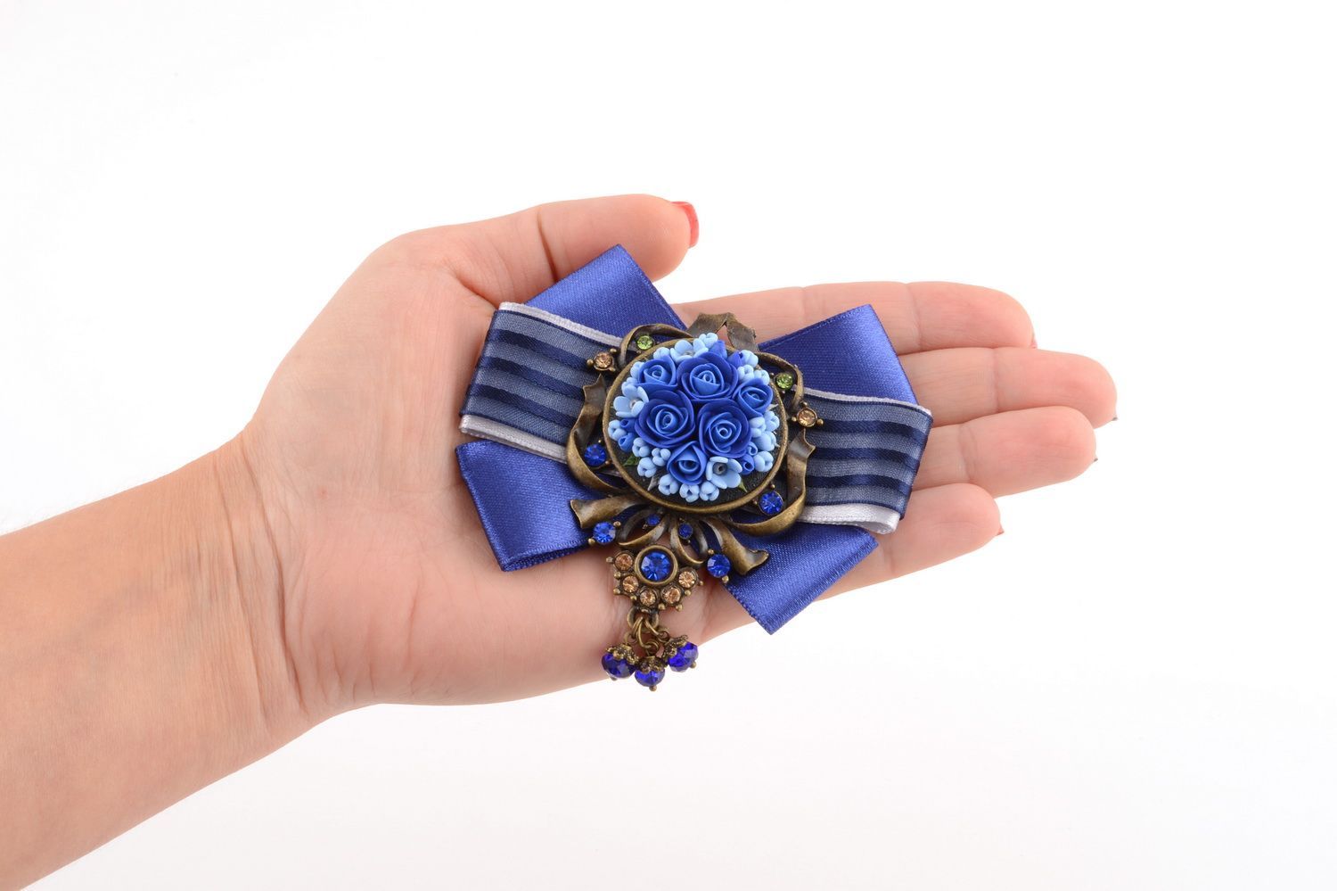 Broche de arcilla polimérica hecho a mano con flores y cintas azul original foto 5