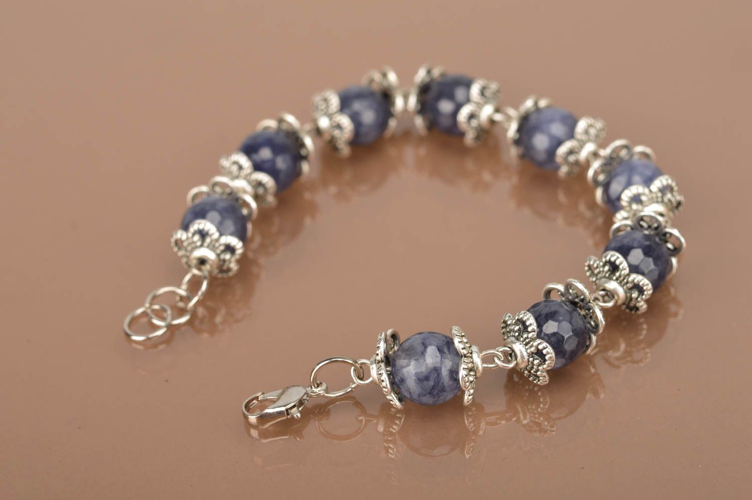 Schönes elegantes violettes Armband mit Glasperlen handmade für Damen Tropfen foto 4