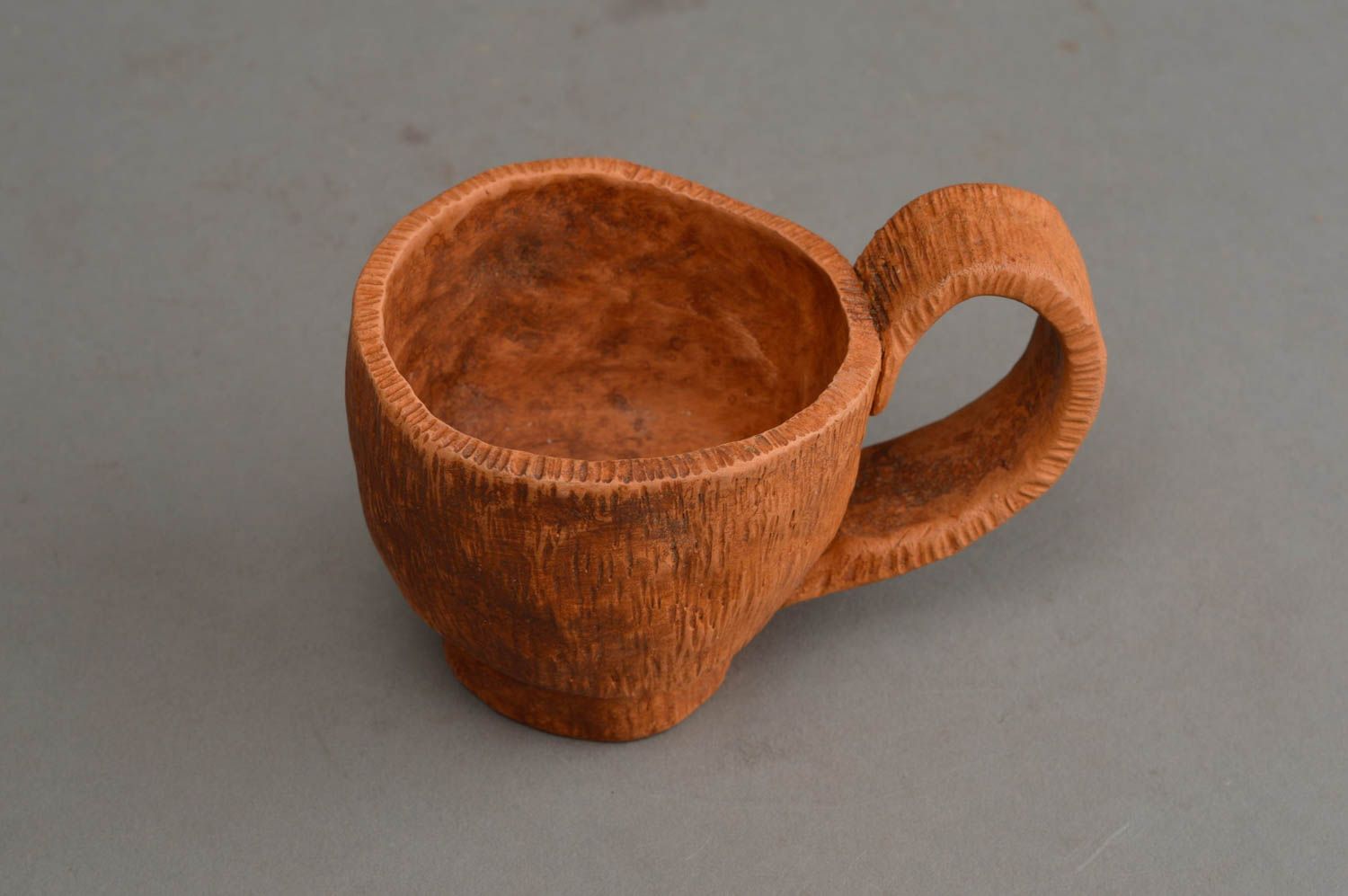 Ungewöhnliche keramische braune Tasse aus Ton mit Henkel handgetöpfert foto 3