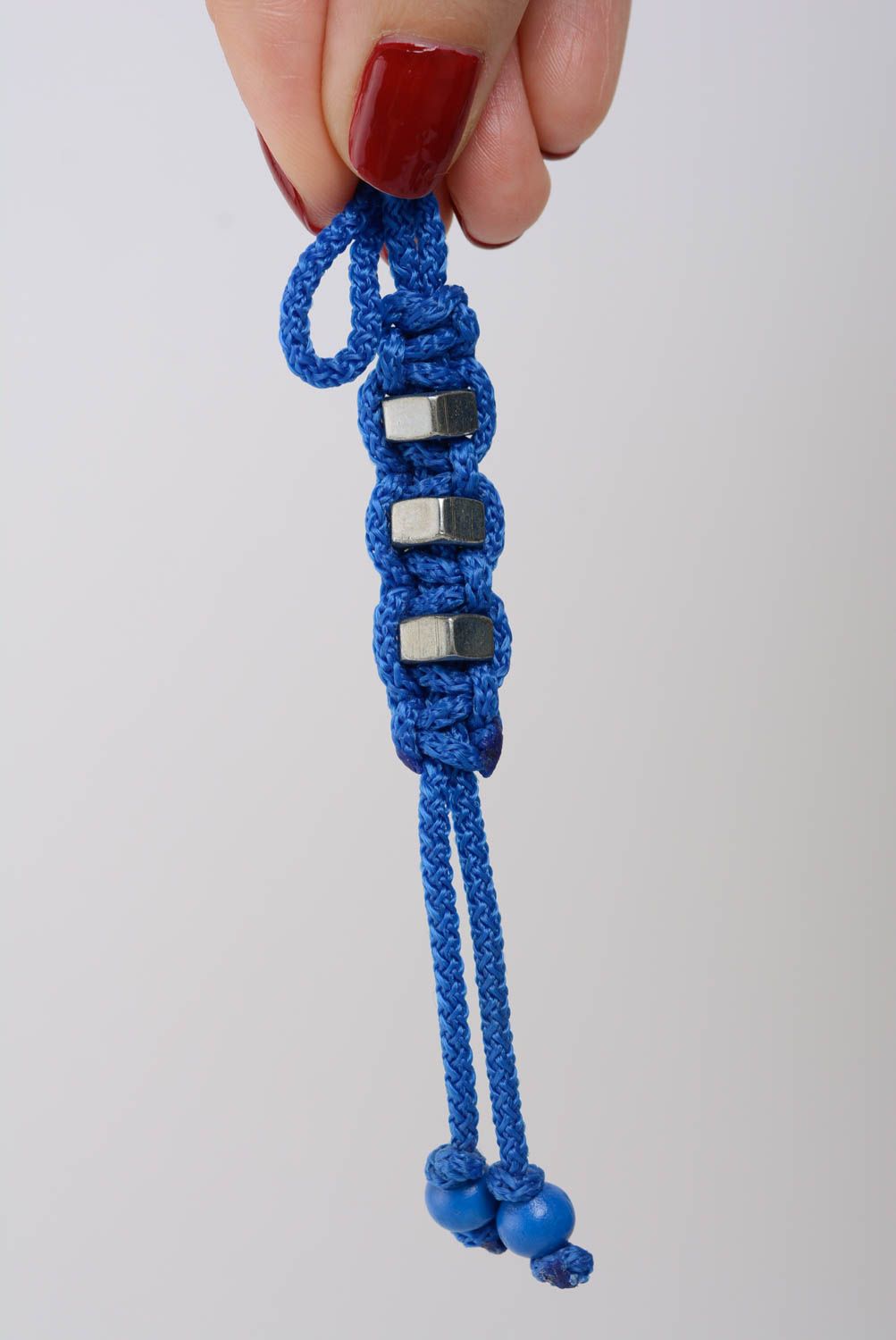 Llavero artesanal en técnica de macramé con tuercas de metal azul bonito foto 3