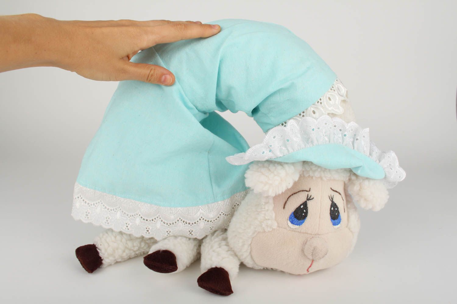 Игрушка подушка ручной работы детская игрушка диванная подушка в виде овечки фото 5