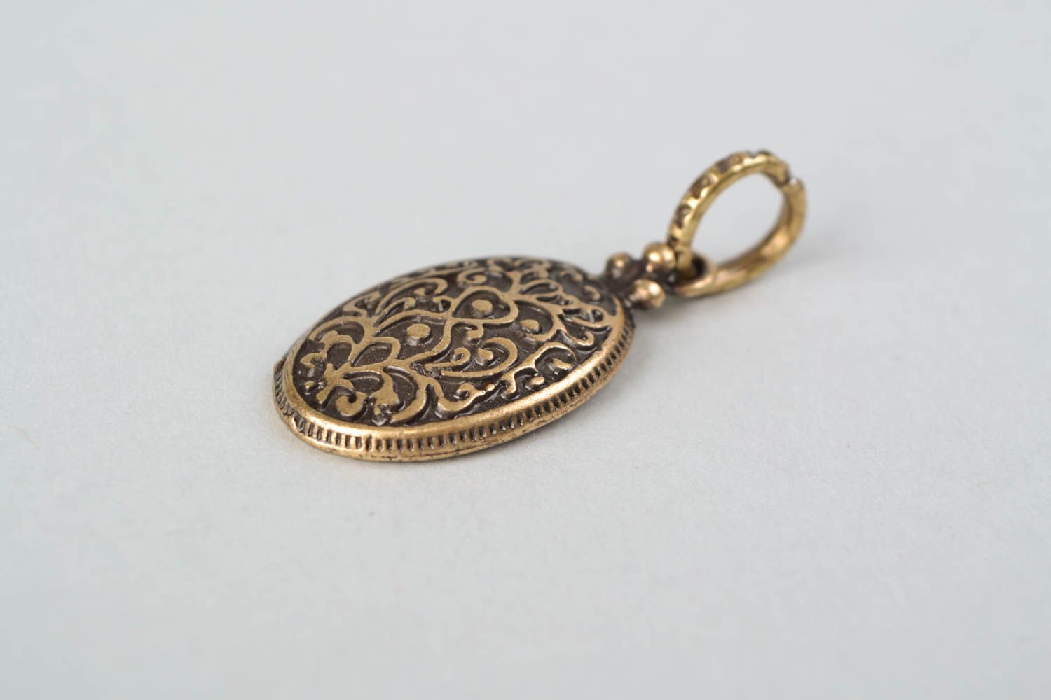 Pendentif en métal fait main ethnique original ovale de style de Byzance photo 4