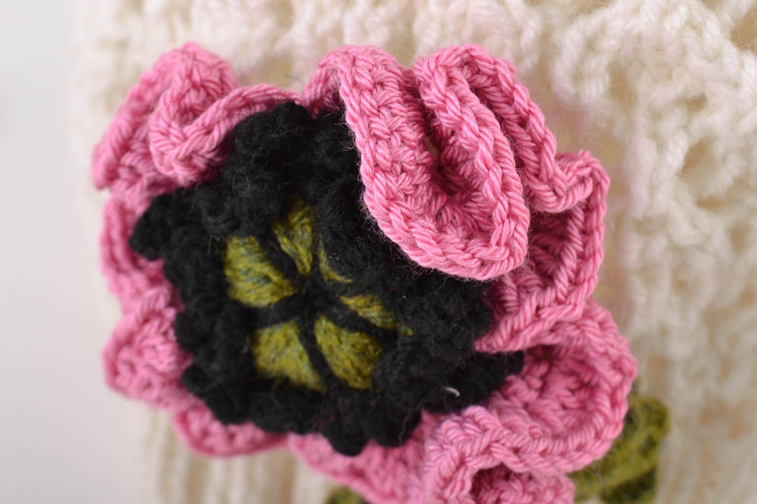 Bonnet pour fillette tricoté en coton fait main ajouré avec fleur de demi-saison photo 2