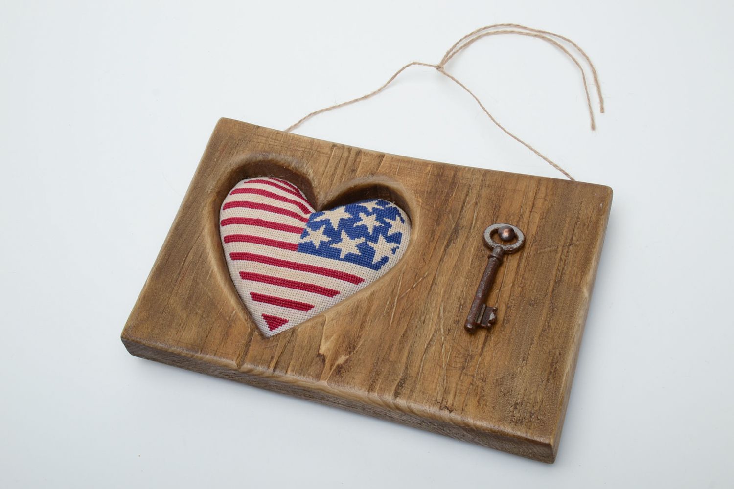 Colgante de madera con corazón blando y llave foto 2