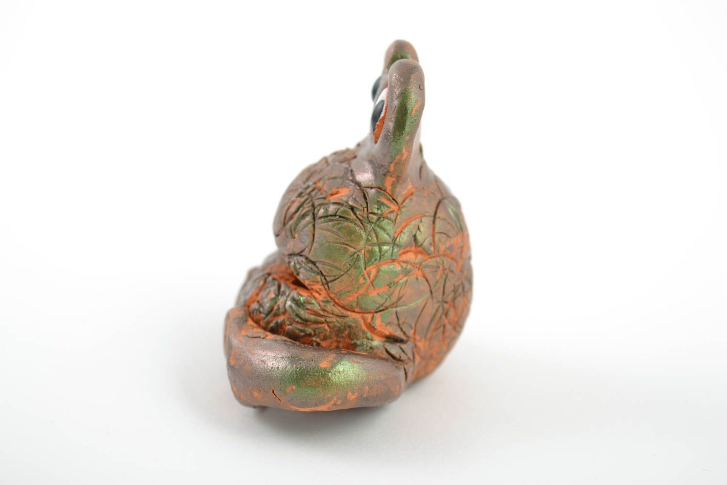 Figura cerámica con forma de rana modelada de arcilla roja artesanal foto 3