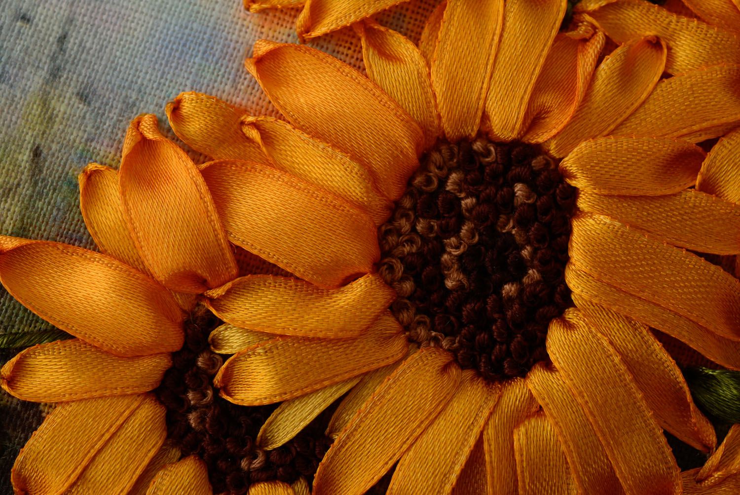 Cuadro con flores hecho a mano con cintas de raso foto 3