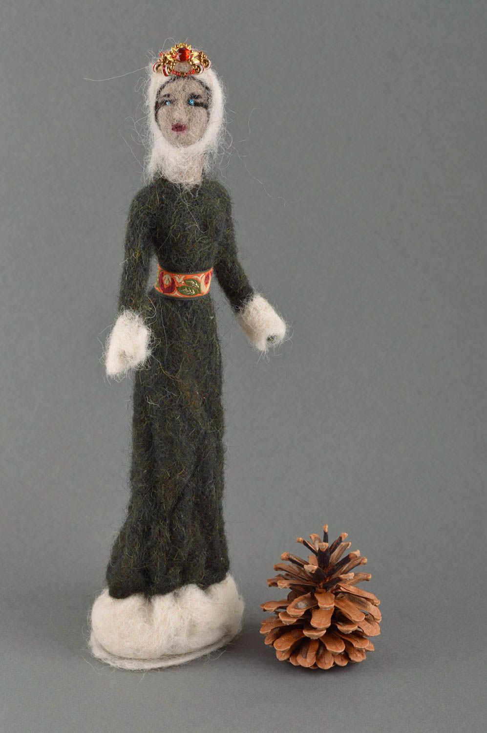 Bambola bella in stoffa fatta a mano pupazzo tessile originale in vestito
 foto 1