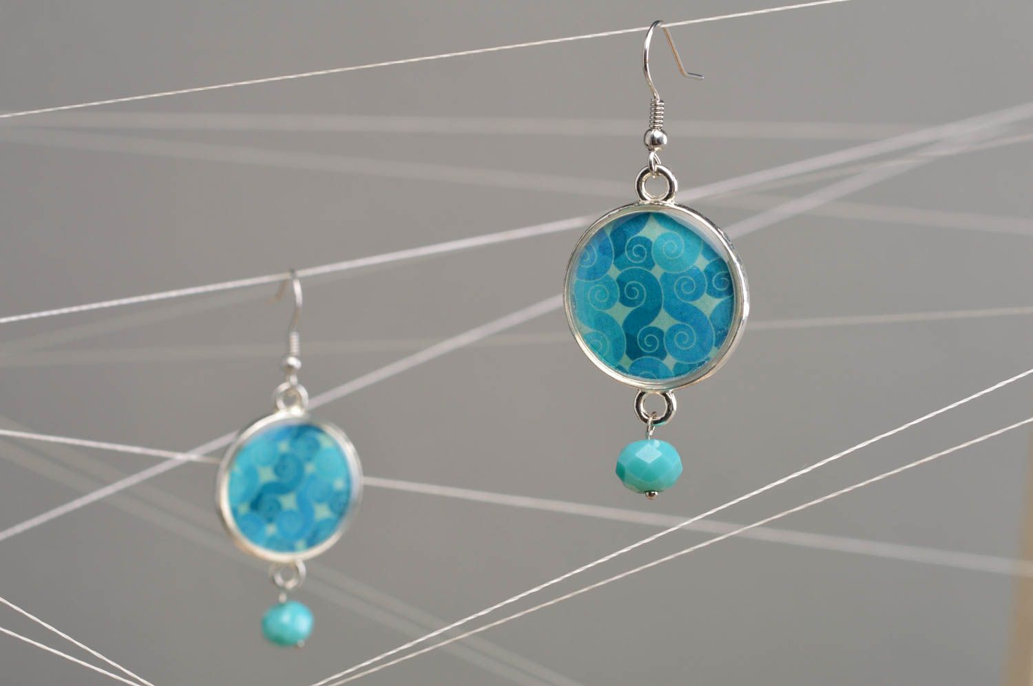 Blaue schöne handmade Ohrringe mit Muster im Juwelharz in Decoupage Technik foto 1