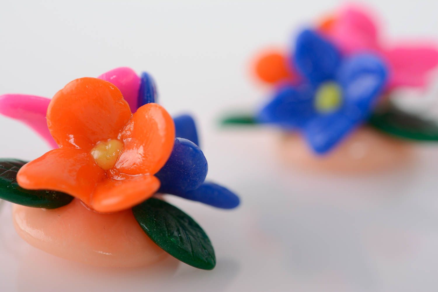 Яркие серьги-цветы из полимерной глины ручной работы красивые в виде подвесок фото 2