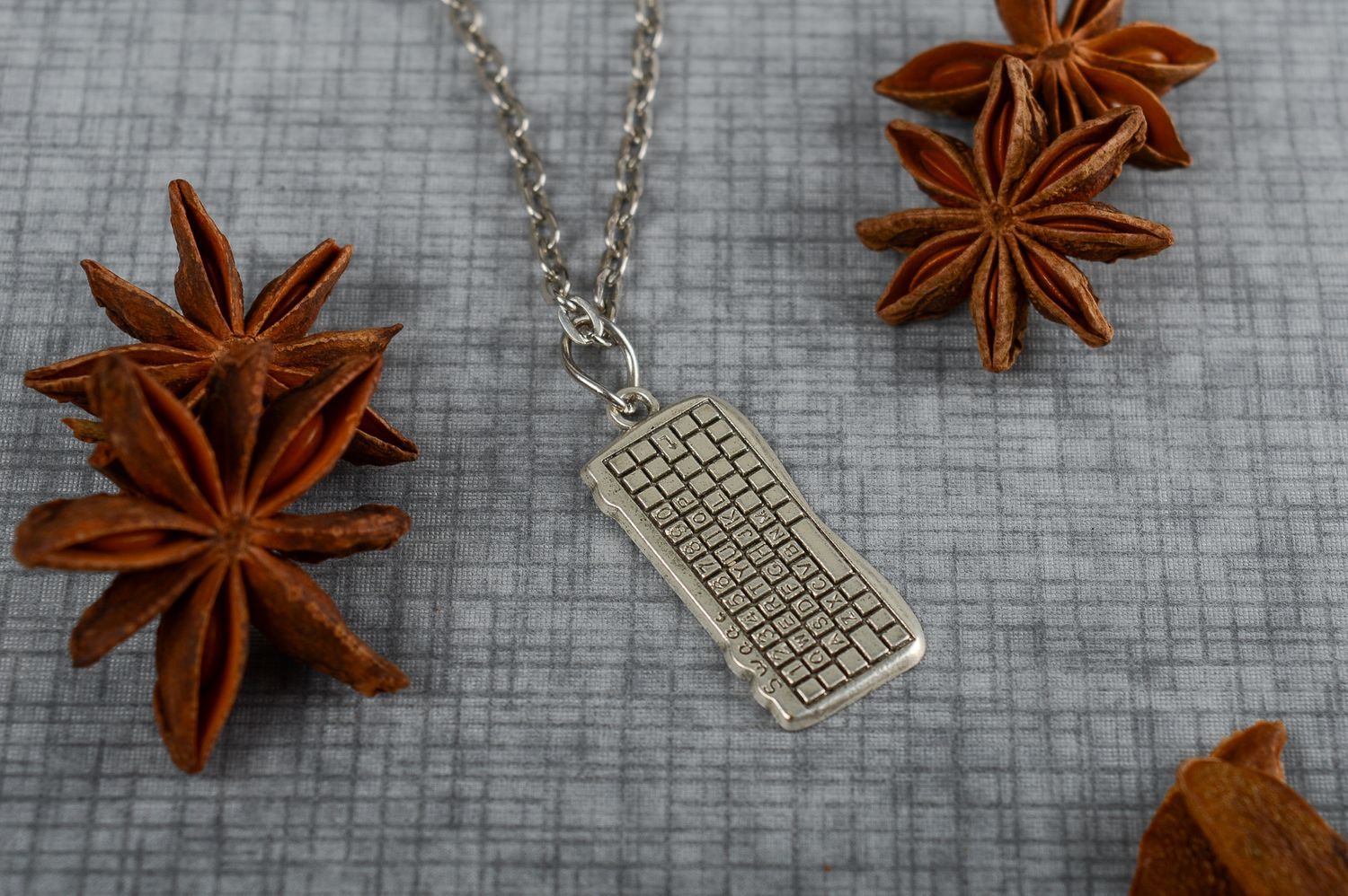 Colgante artesanal con forma de teclado accesorio para mujer colgante de metal foto 1