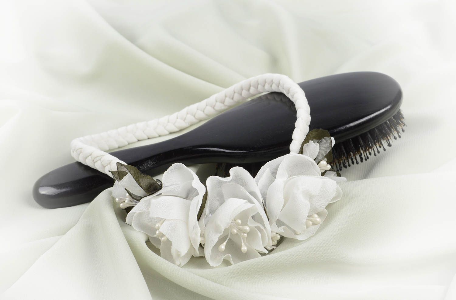Weißes Haarband mit Blume handmade Designer Schmuck Accessoire für Haare  foto 5