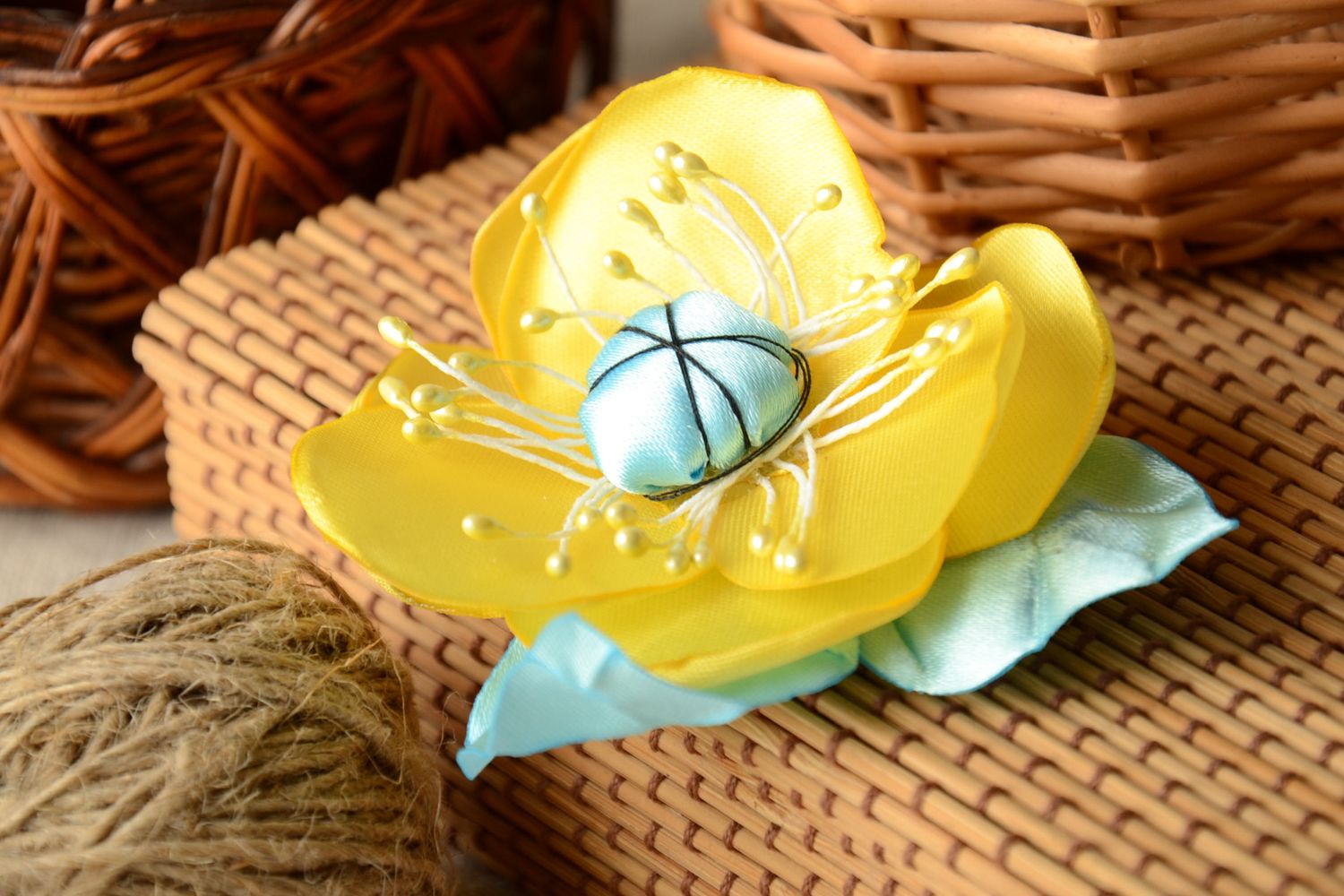Handmade Haarspange aus Atlas Gelbe Wasserrose  foto 1