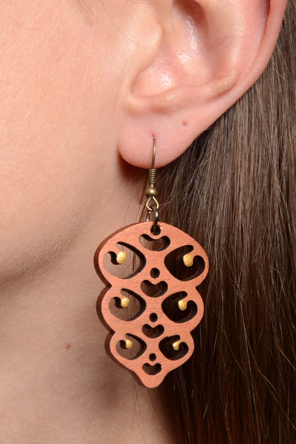 Boucles d'oreilles en bois de contreplaqué faites main avec perles de rocaille photo 2
