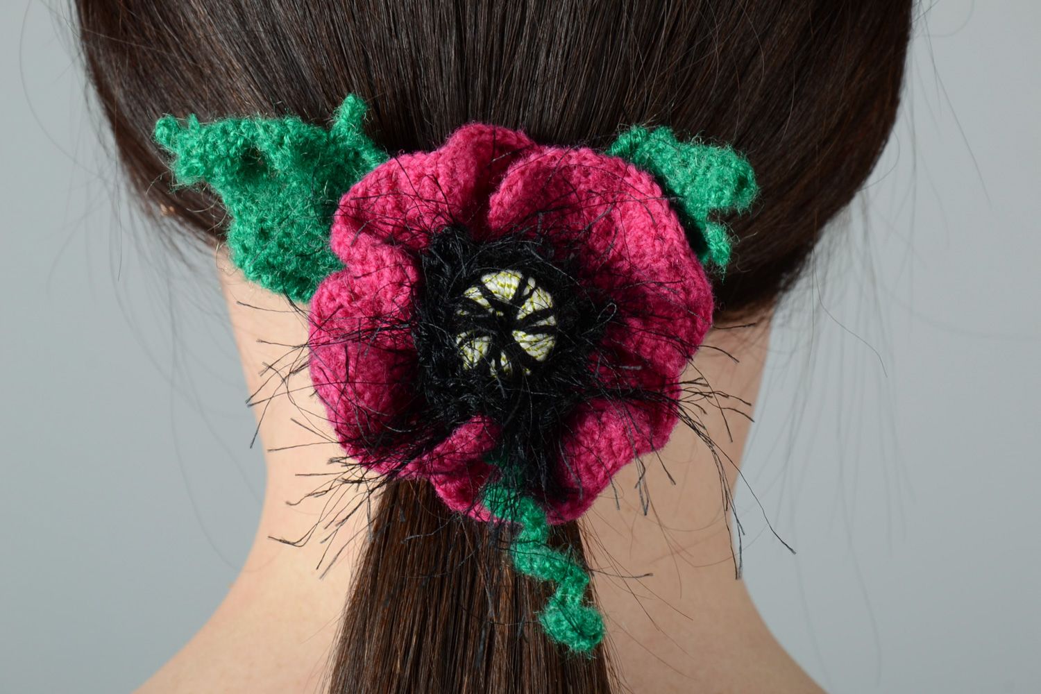 Bunter kleiner Haargummi handmade mit gehäkelter Blume aus Fäden für Mädchen foto 2