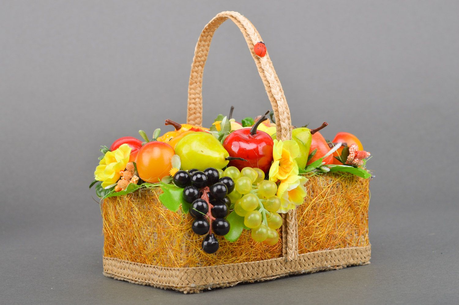 Großer handgemachter Korb mit Früchten Komposition und Blumen für Dekor  foto 2