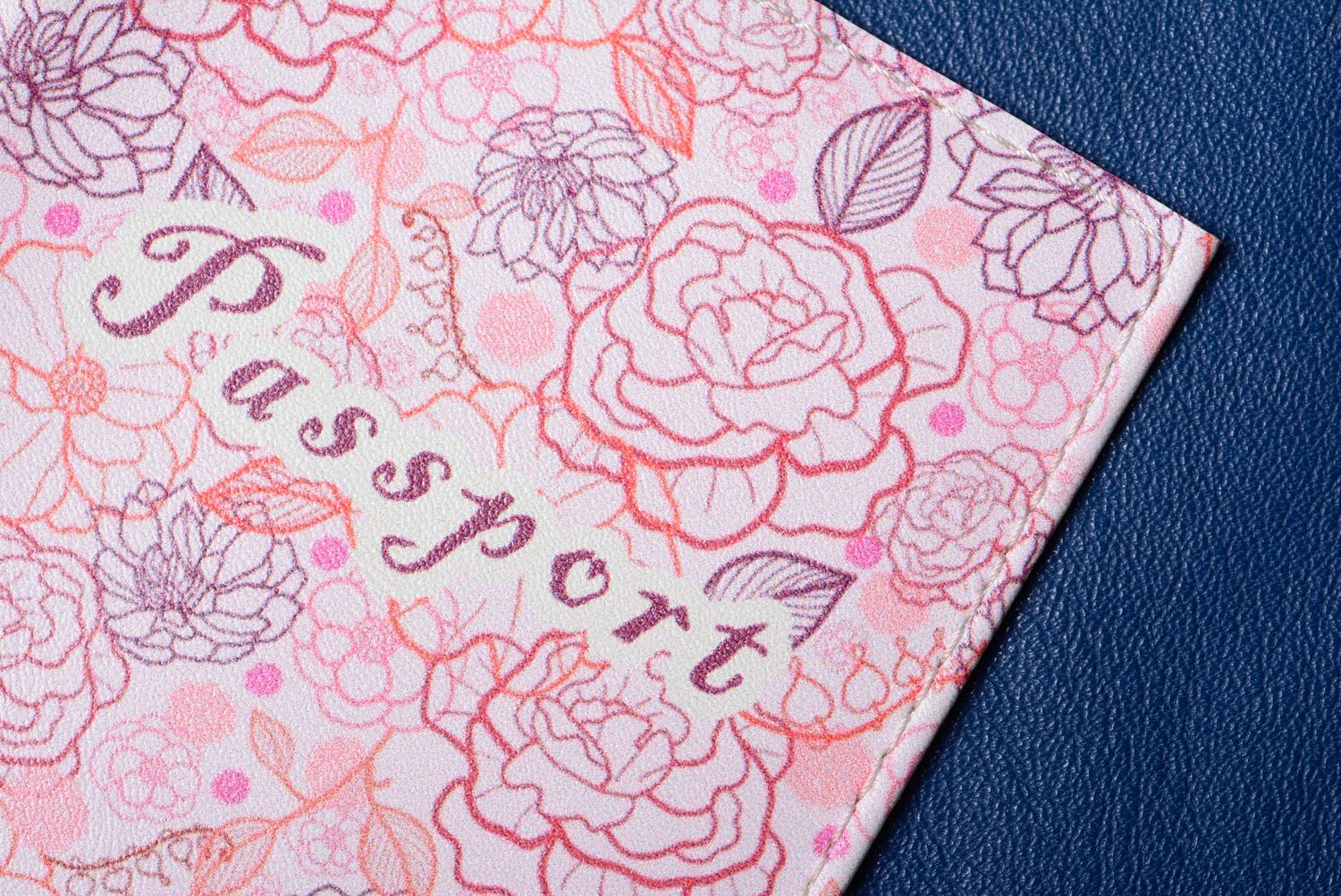 Standardmäßige rosafarbige handgemachte Passhülle aus Kunstleder mit Blumenmuster für Frauen foto 4