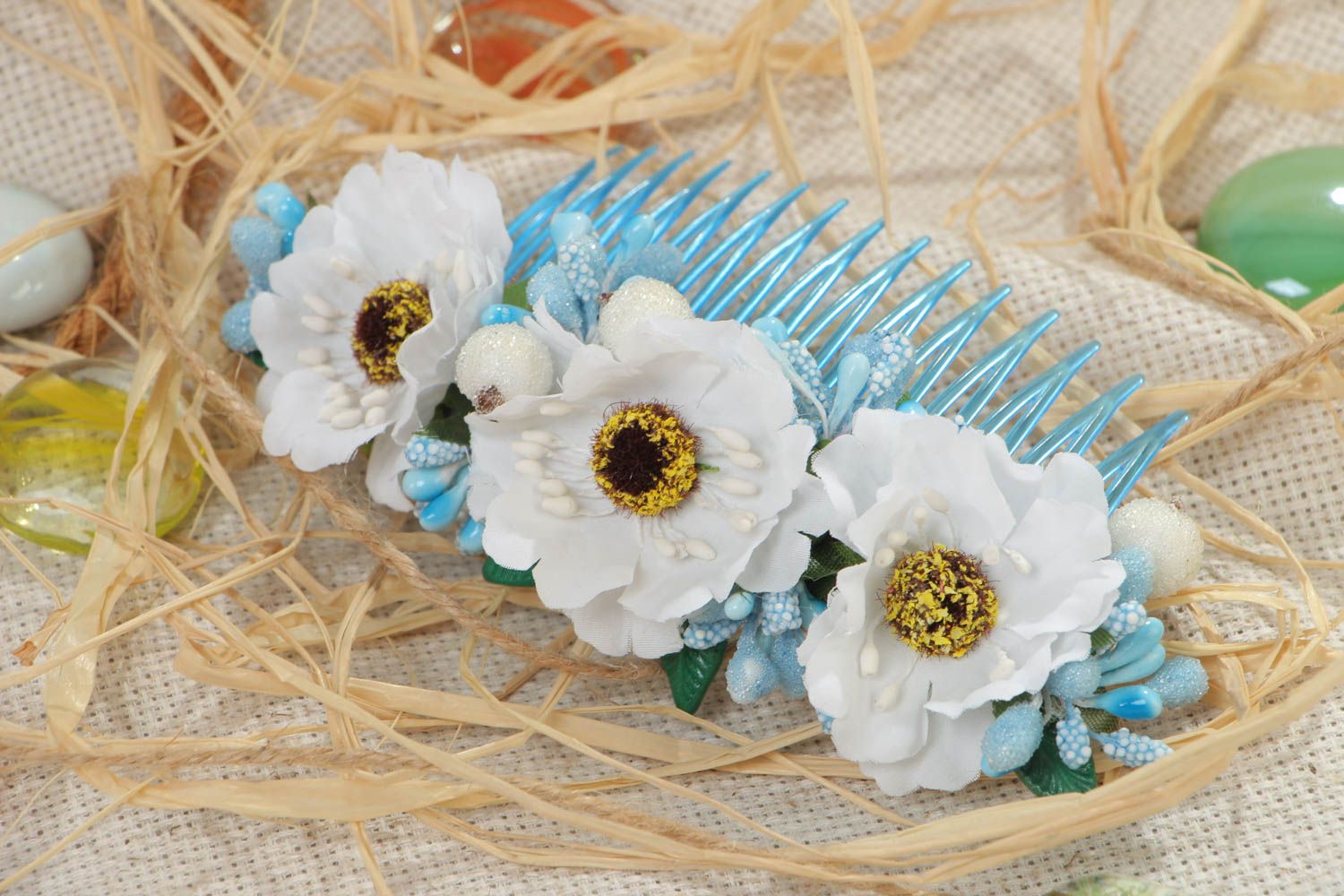 Joli peigne à cheveux bleu avec fleurs blanches fait main stylé pour femme photo 1