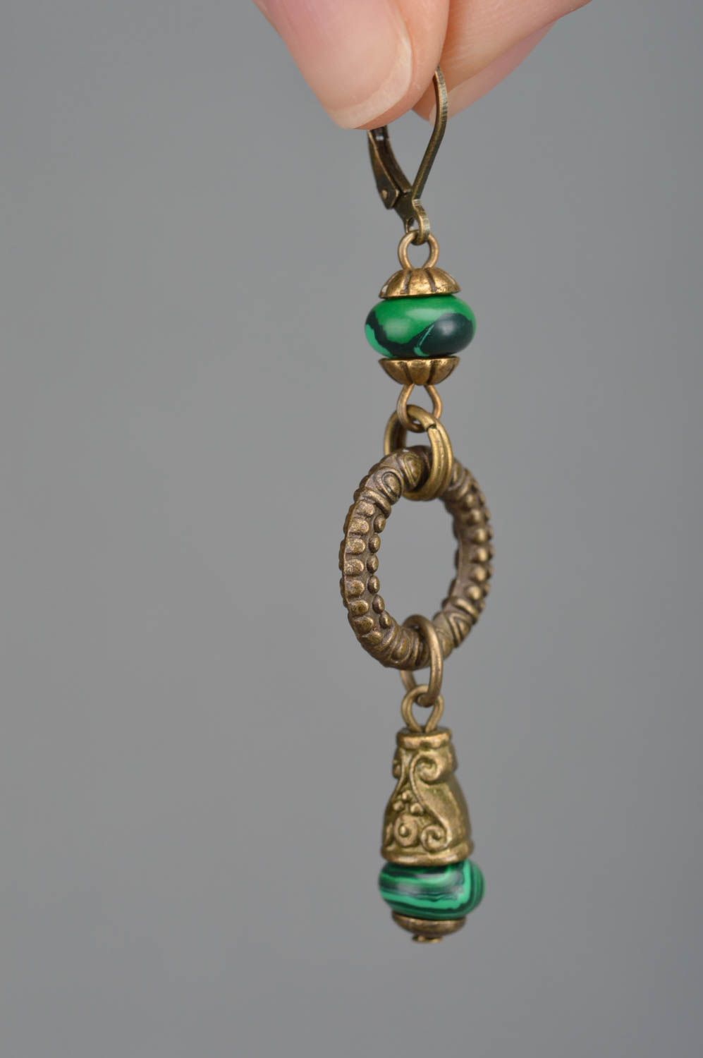 Gehänge Ohrringe aus Metall mit Perlen im Vintage Stil handgeschaffen grell  foto 3
