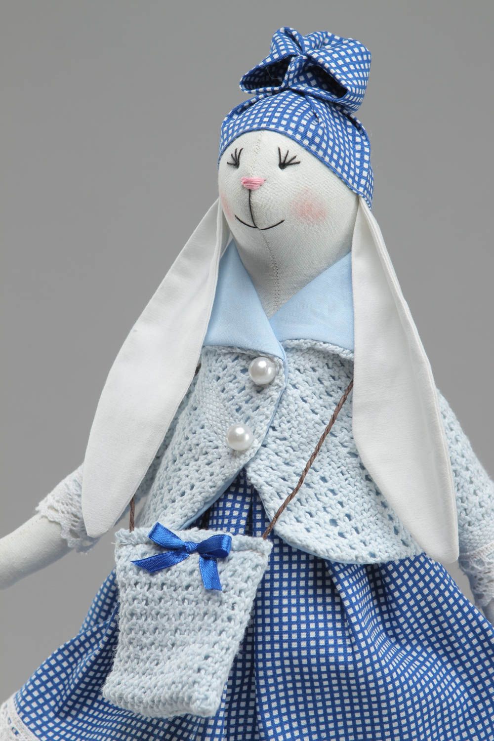 Petite peluche décorative lapin en tenue bleue faite main cadeau original photo 2